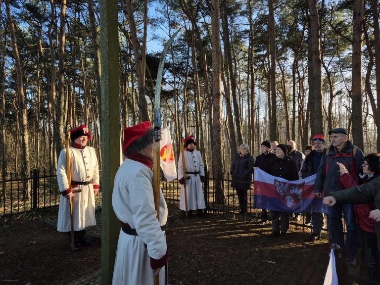 Ruszyli śladami powstania styczniowego. Na trasie spotkali… kosynierów