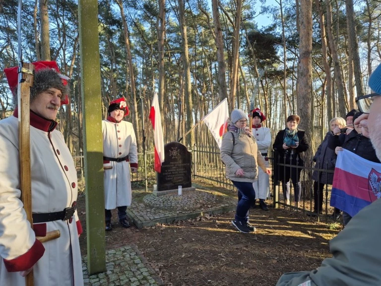 Ruszyli śladami powstania styczniowego. Na trasie spotkali… kosynierów