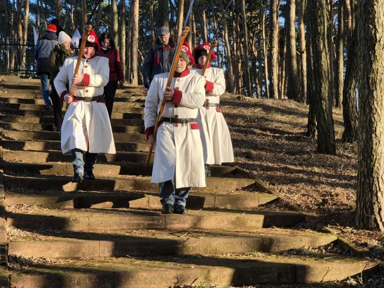 Ruszyli śladami powstania styczniowego. Na trasie spotkali… kosynierów