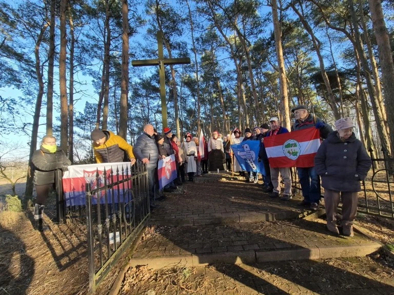 Ruszyli śladami powstania styczniowego. Na trasie spotkali… kosynierów