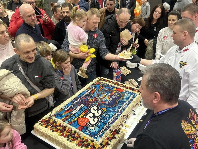 Autobus LEGO hitem licytacji WOŚP. Na deser był gigantyczny tort