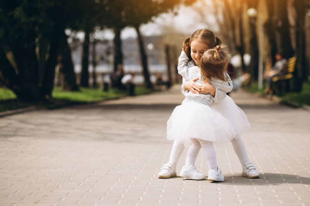Sukienki na wesele dla dzieci – sprawdź, czym warto kierować się przy ich wyborze
