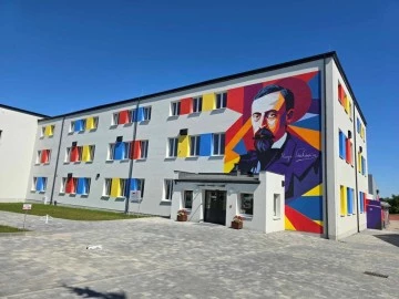 Mural z patronem przyciąga uwagę. Kolorowa szkoła w Skulsku