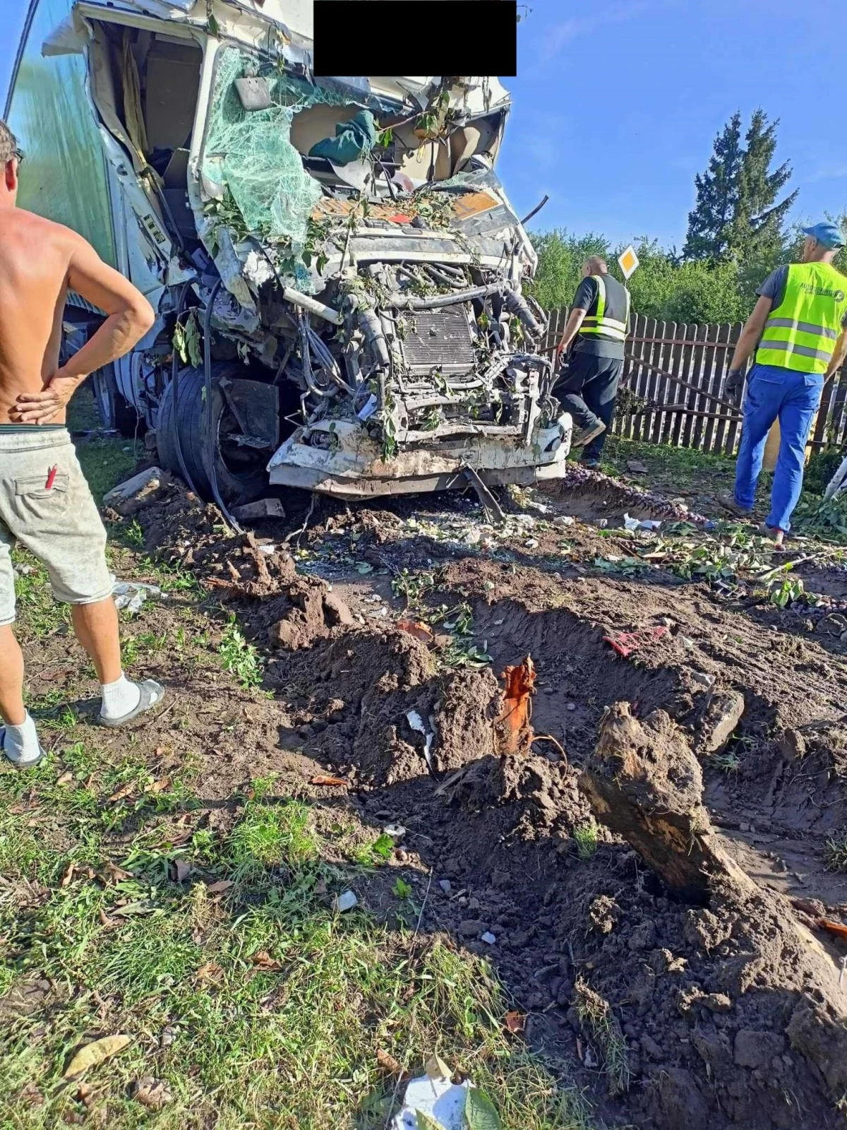 Tragiczny wypadek w gminie Sompolno. Tir zniszczył ścianę budynku mieszkalnego