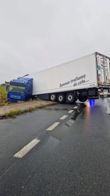 Trwa wyciąganie pojazdu. Droga krajowa 25 zablokowana