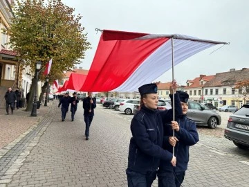 Fundacja Mielnica z flagą niepodległości. Jest coraz dłuższa