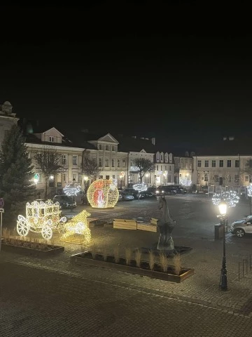 Rynek w Koninie świątecznie rozświetlony. Iluminacje na ulicach miasta