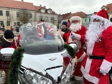 Mikołajkowy przejazd motocyklistów przez Konin. Zabawa na rynku