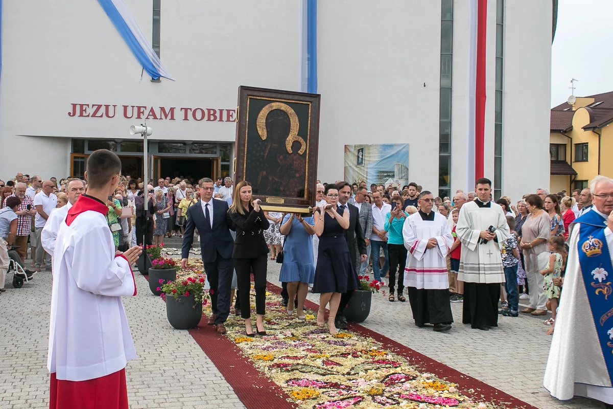 Kościół w liczbach. Mniej powołań i chrztów, więcej wiernych w kościołach