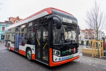 Trzy nowe autobusy na ulicach Konina. Wszystkie jeżdżą na wodór