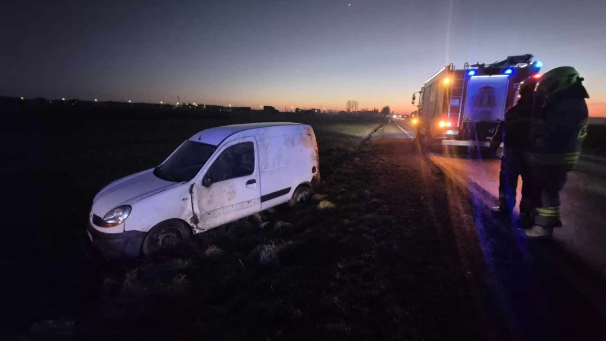 Główiew. Samochód dostawczy w rowie, akcja na drodze nr 25