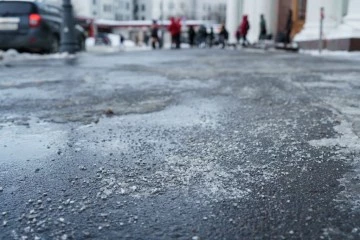 Pierwszy śnieg w Koninie. IMiGW ostrzega przed oblodzeniem dróg i chodników