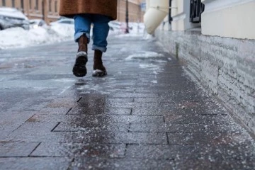 Marznący deszcz, śnieg i oblodzenie dróg w regionie konińskim. Alert IMGW