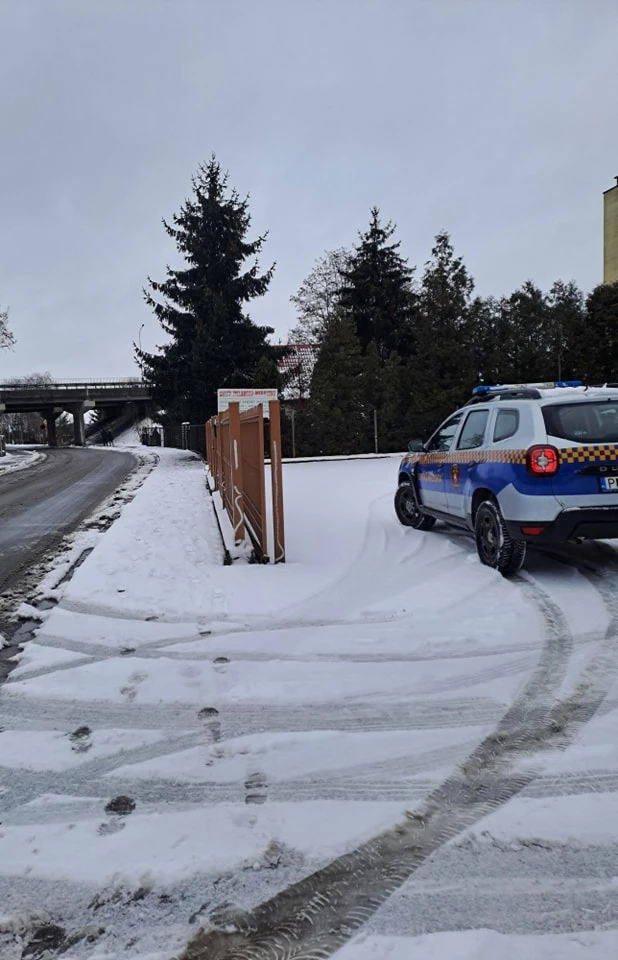 Zimowe utrzymanie dróg. Mandaty za nieodśnieżone chodniki