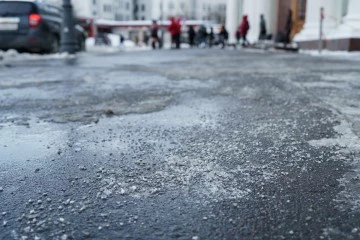 IMGW ostrzega: Marznące opady deszczu i trudne warunki na drogach