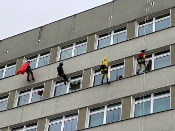 Superbohaterowie umyją okna w konińskim szpitalu dla dzieci