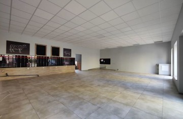 Do wynajęcia lokal handlowo-usługowy na parterze, pow. 110m2