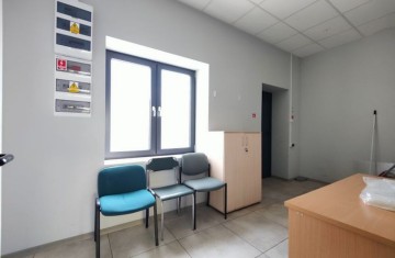 Do wynajęcia lokal handlowo-usługowy na parterze, pow. 110m2